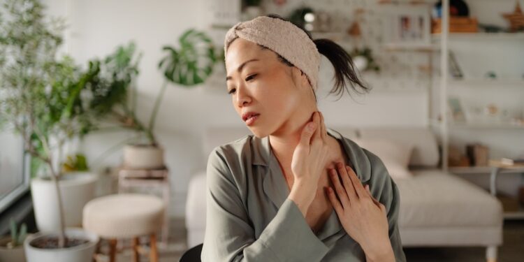 What Are the Early Warning Signs of Thyroid Problems?