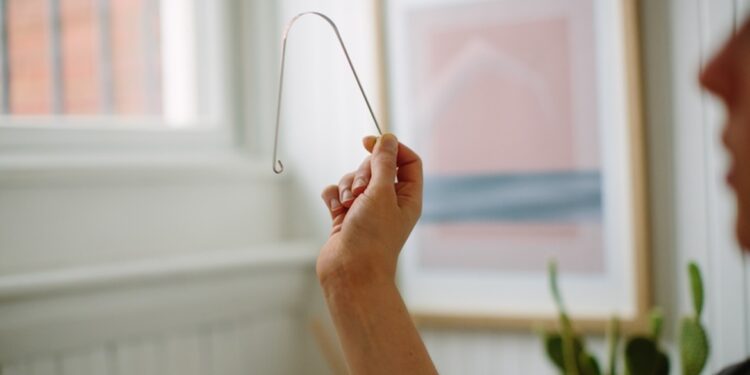 How To Use a Tongue Scraper